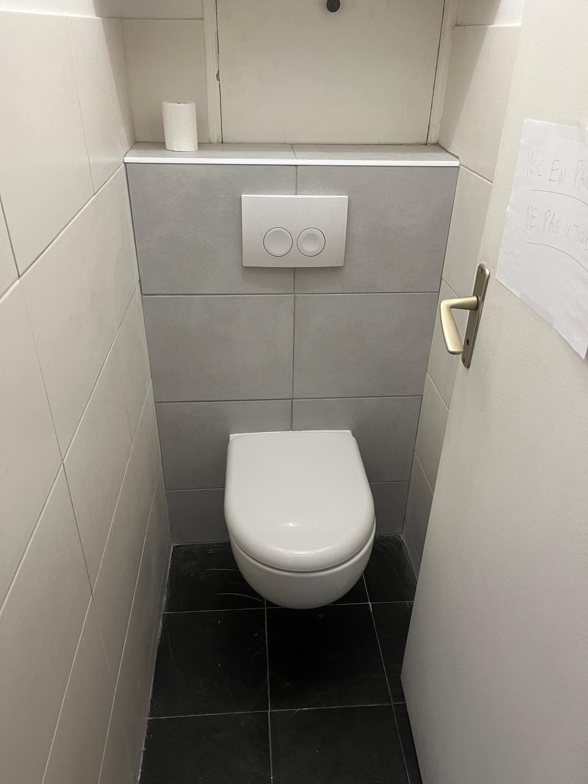 Pose d'un WC suspendu à Chantilly avec plaque de commande double débit