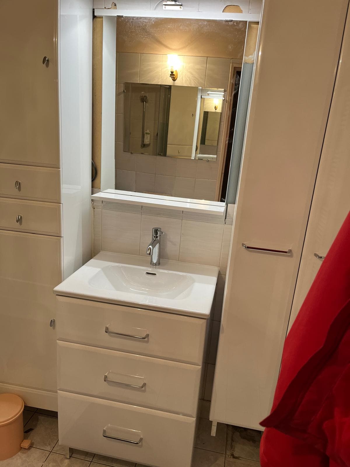 Rénovation salle de bain à Creil, mise en place d'un meuble vasque blanc laqué et vasque à poser