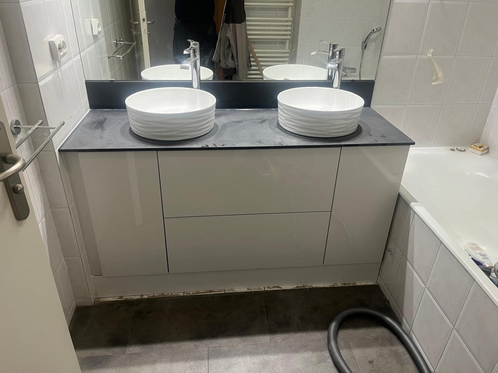 Rénovation salle de bain à Creil, mise en place d'un double vasque sur plan effet béton et miroir LED
