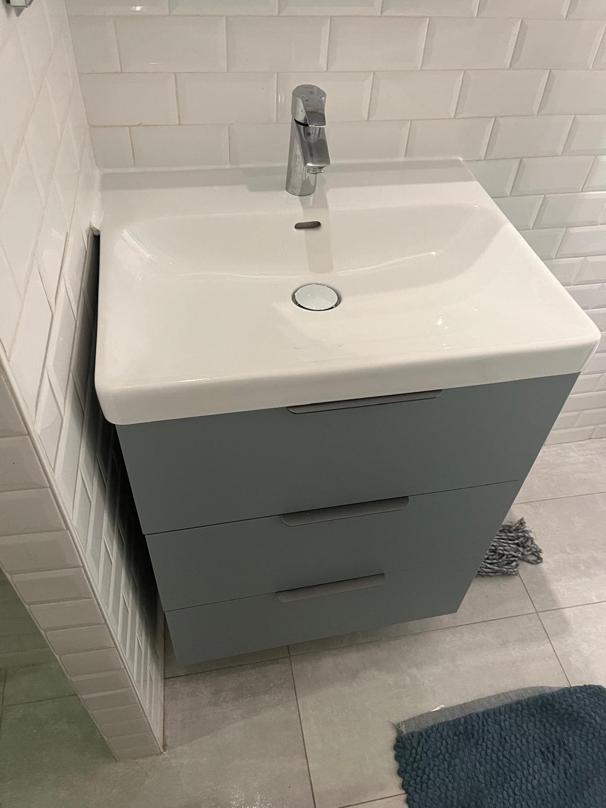 Rénovation salle de bain à Beauvais, mise en place d'un meuble vasque vert d'eau et faïence métro