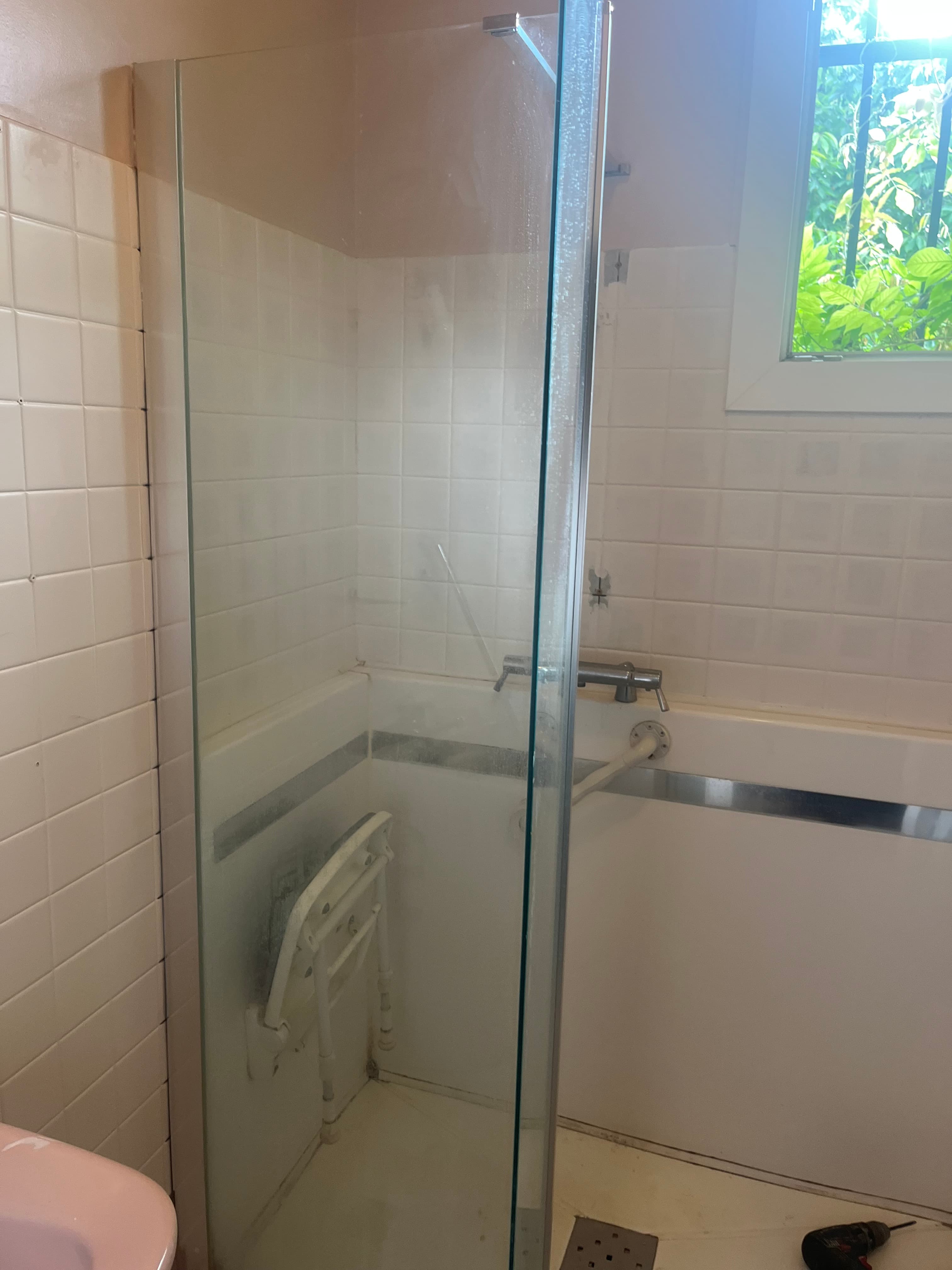 Avant : Rénovation complète d'un espace de douche dans l'Oise