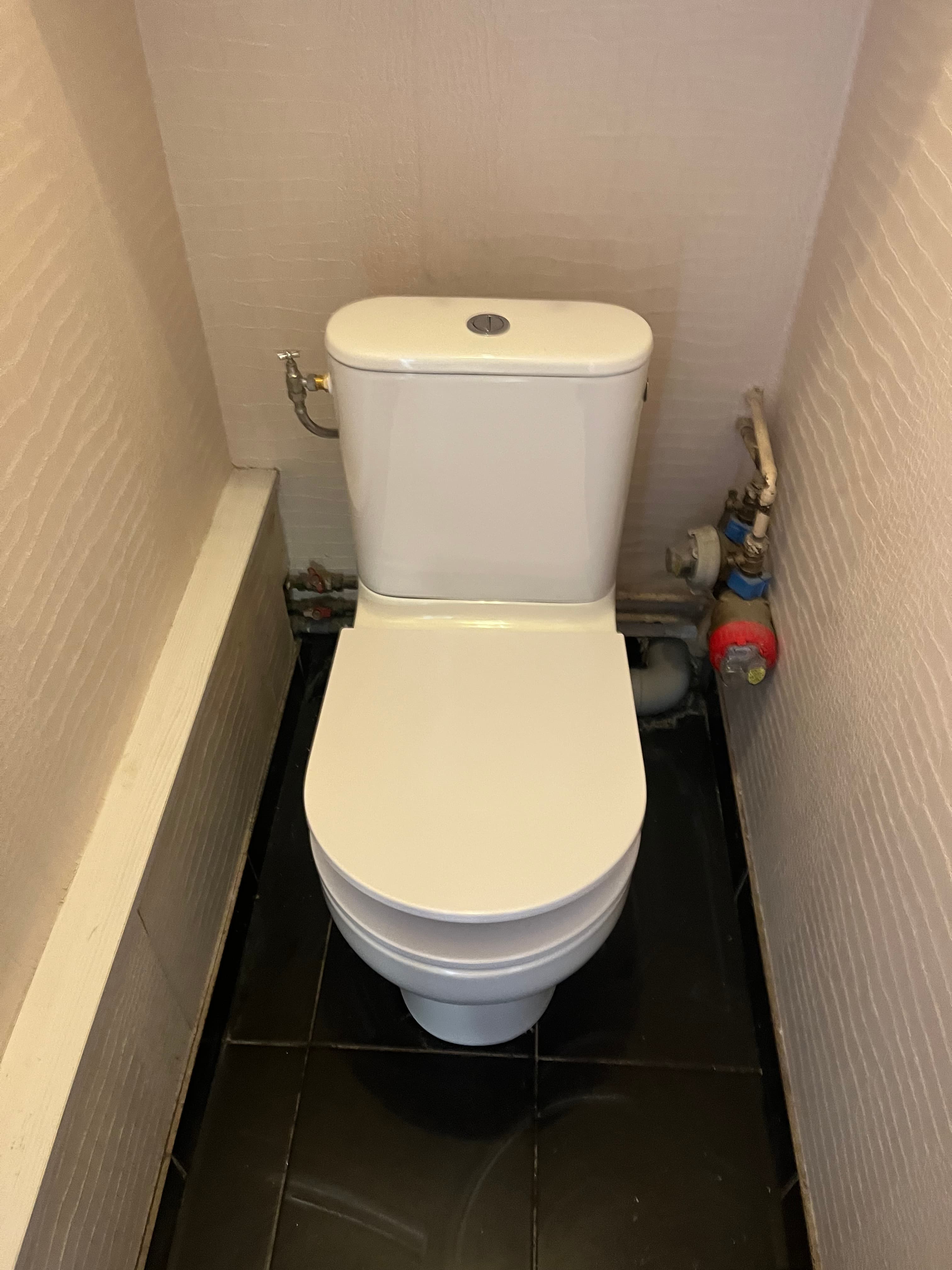 Pose d'un WC à poser avec chasse double débit à Nogent-sur-Oise (photo 1 sur 2)