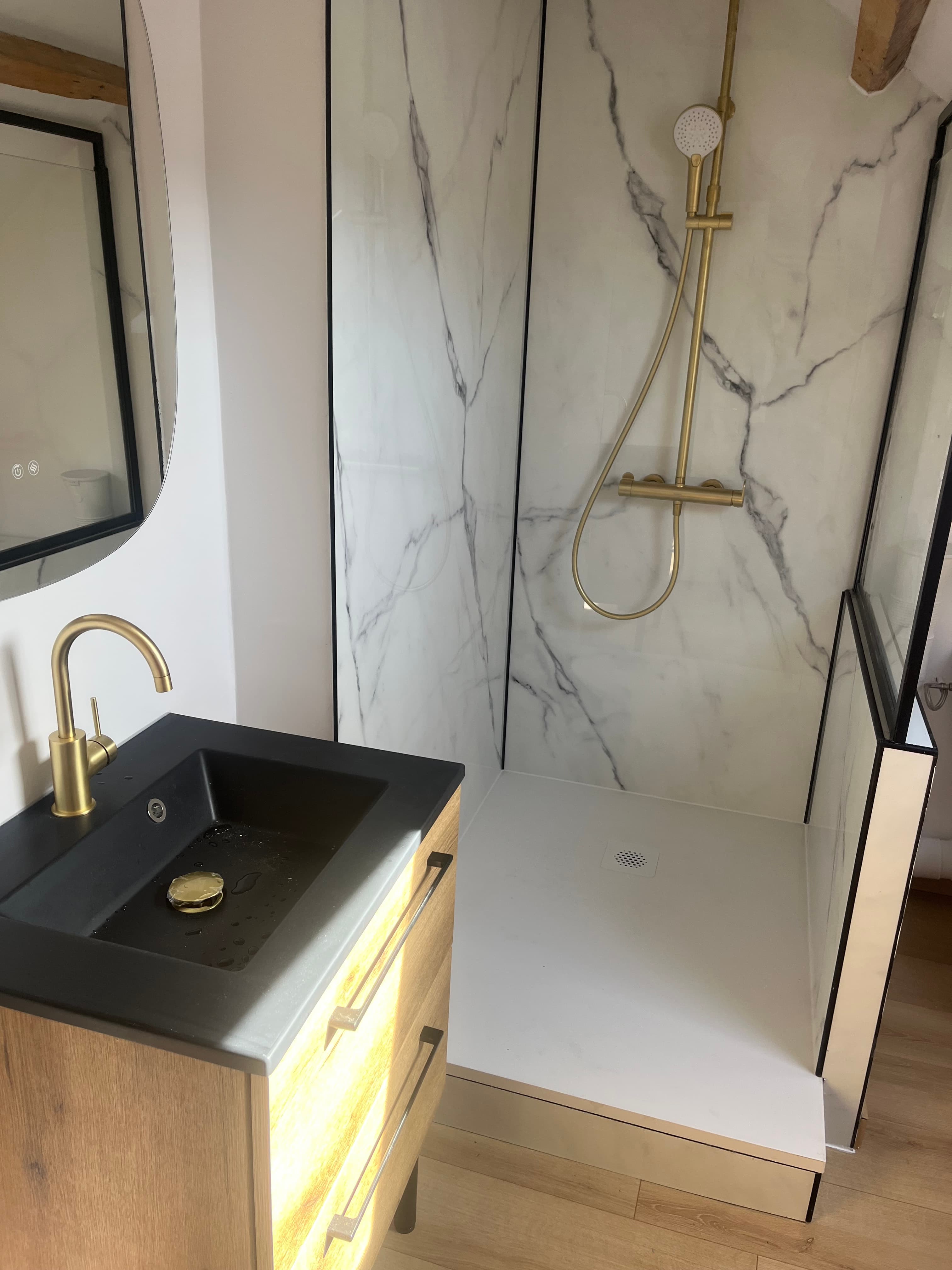 Pose d'un meuble vasque et remplacement de mitigeur à Compiègne (photo 1 sur 4)