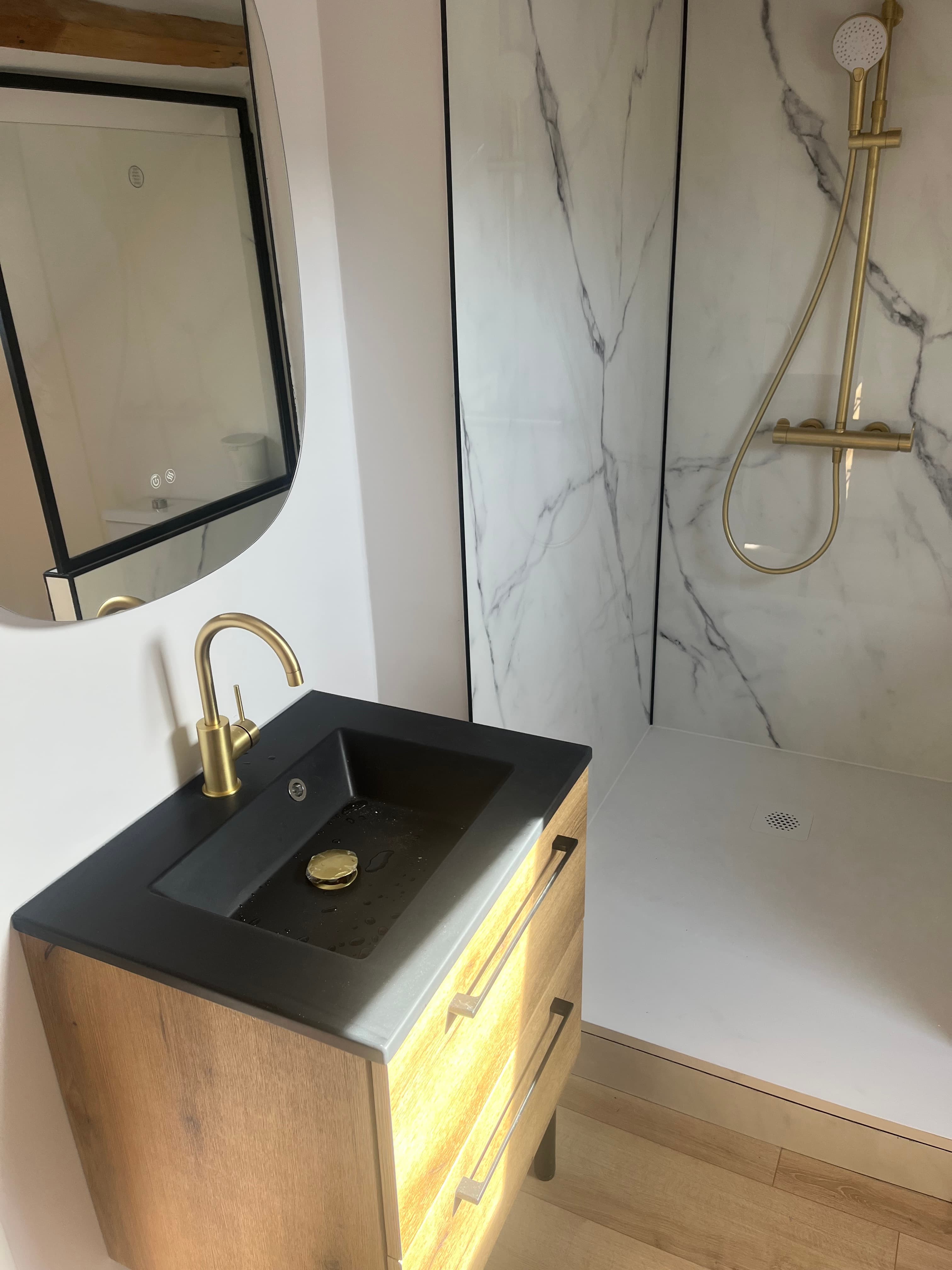 Pose d'un meuble vasque et remplacement de mitigeur à Compiègne (photo 3 sur 4)