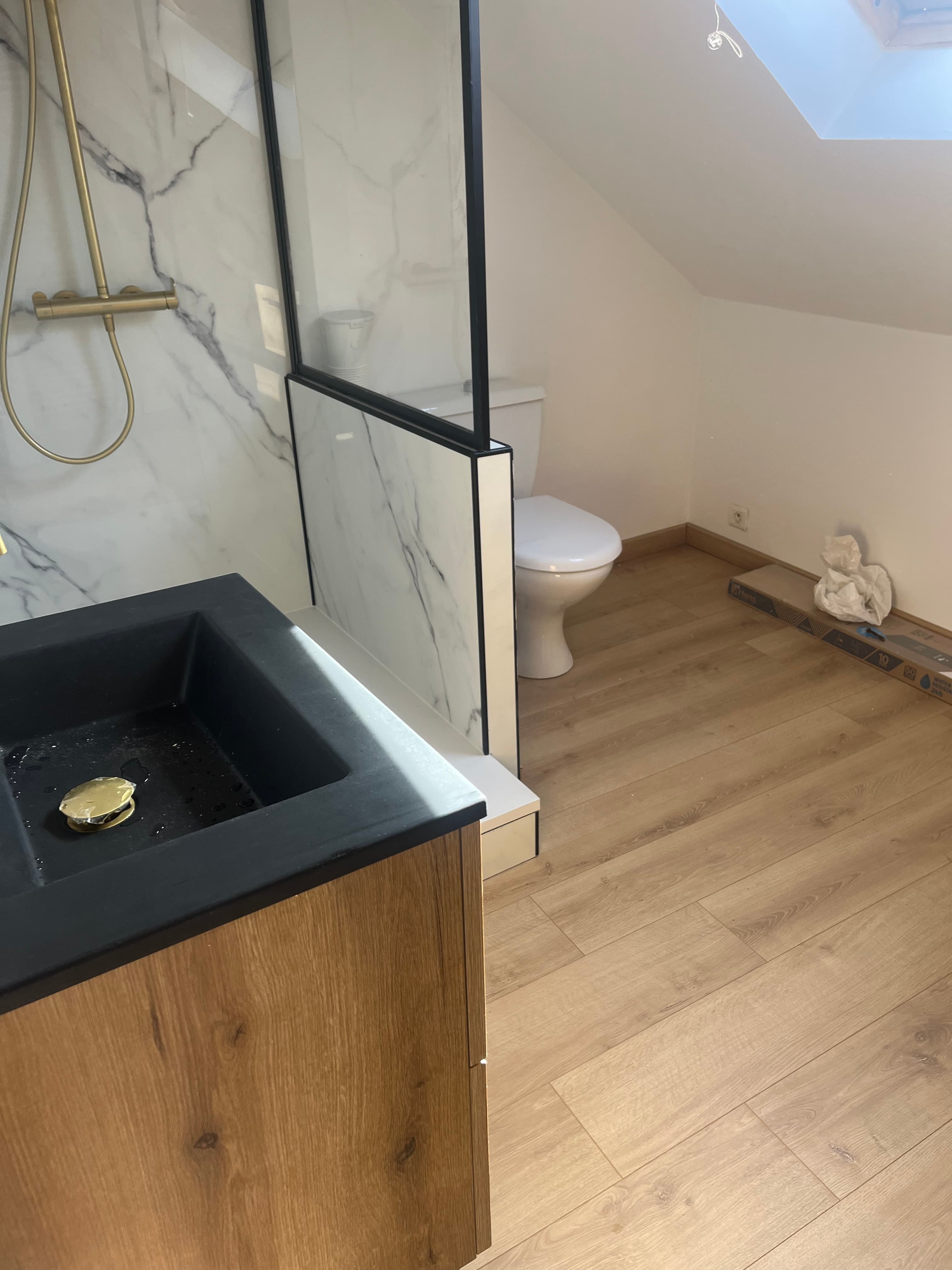 Pose d'un meuble vasque et remplacement de mitigeur à Compiègne (photo 4 sur 4)
