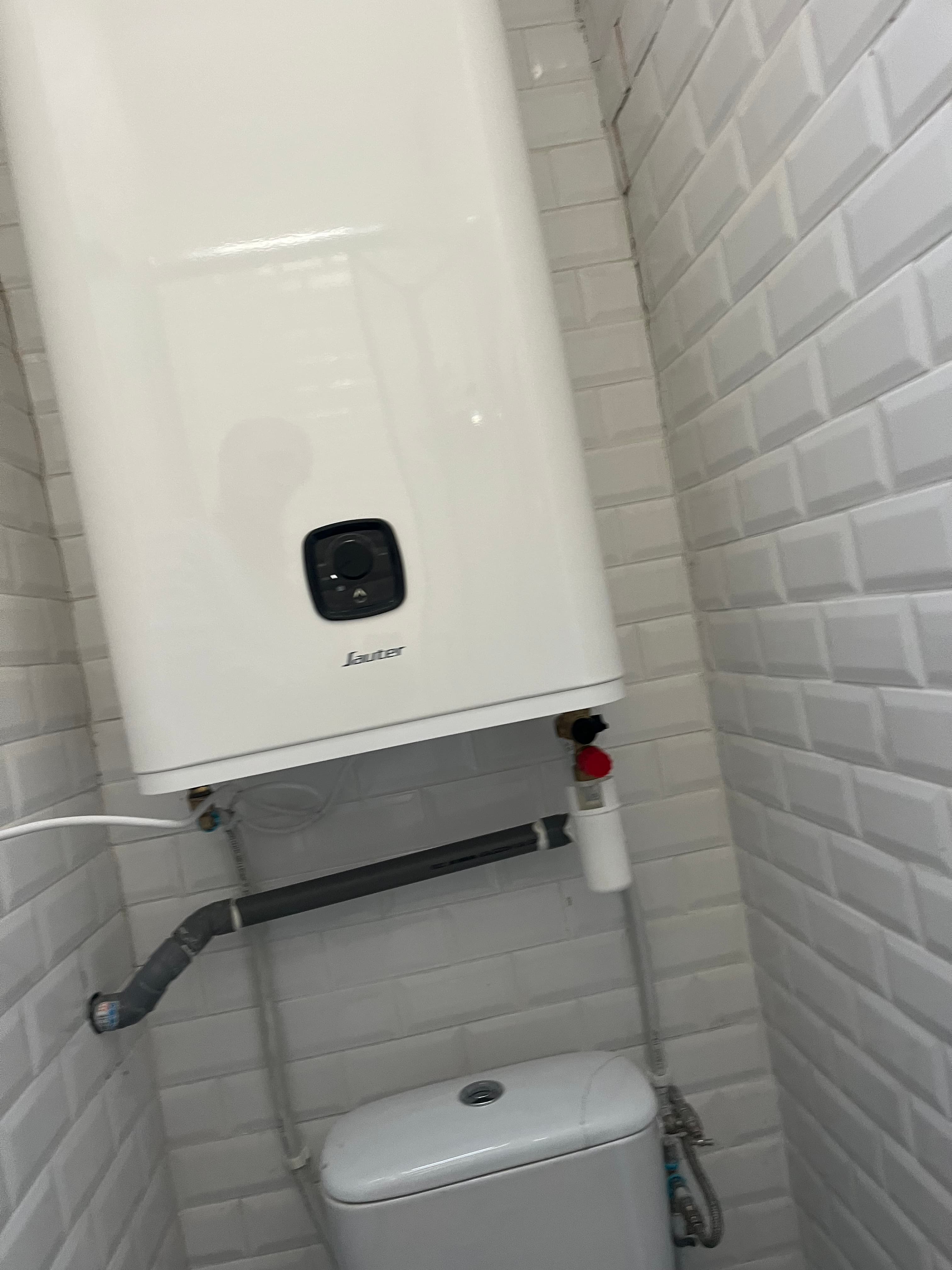 Installation d'un chauffe-eau électrique plat à Montreuil